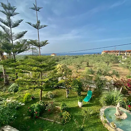 דירה Theros Plános